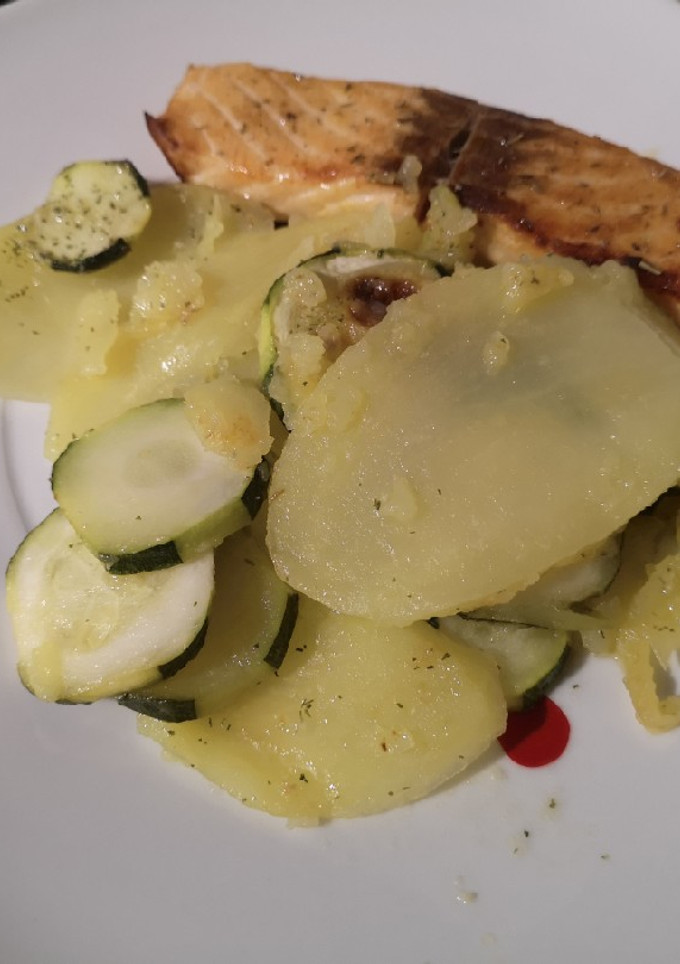 Una foto de Salmón a la mostaza con calabacín y patata al horno