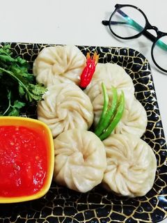 वेज मोमोज विद रेड चटनी (Veg momos with red chutney recipe in Hindi) रेसिपी मुख्य फोटो