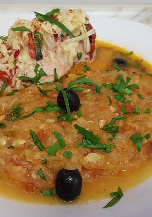 O poză a rețetei Piept de pui umplut cu legume și garnitură de dovlecel.