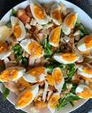 Овочевий салат з яйцем, руколою та курячим філе