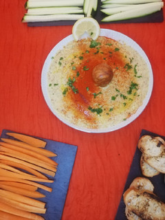 Una foto de Hummus de aguacate con crudités