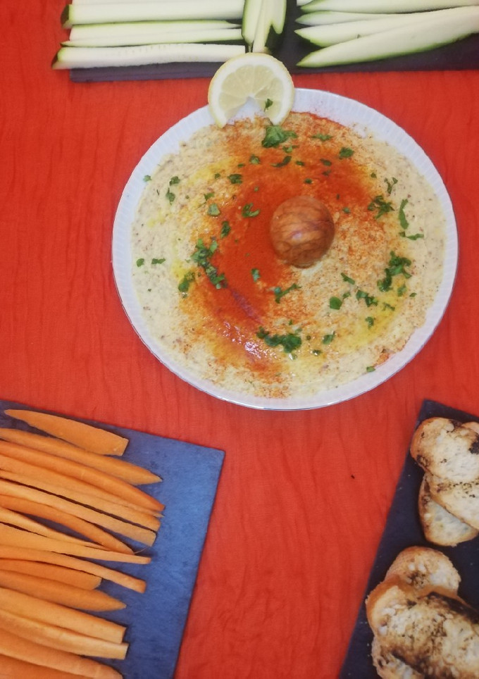 Una foto de Hummus de aguacate con crudités
