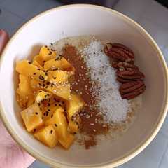 Una foto de Gachas de avena con mango, coco y canela