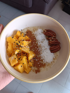 Una foto de Gachas de avena con mango, coco y canela