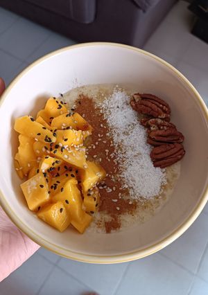 Una foto de Gachas de avena con mango, coco y canela