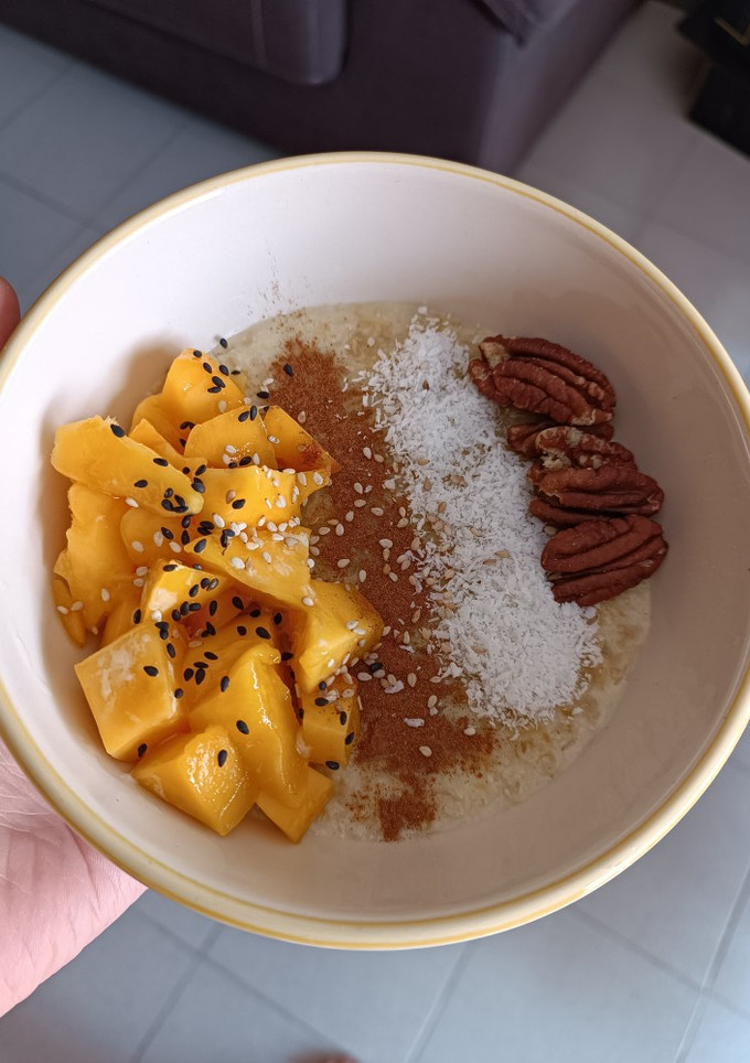 Una foto de Gachas de avena con mango, coco y canela