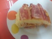 Una foto de pastel de carne con beicon