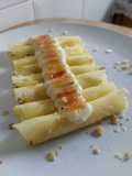 Canutillos de carpaccio de piña rellenos de crema pastelera y azúcar quemado