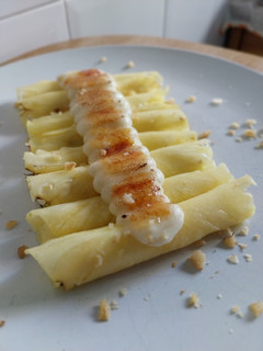 Una foto de Canutillos de carpaccio de piña rellenos de crema pastelera y azúcar quemado