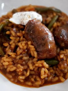 Una foto de Arroz meloso de butifarra de setas y judías tiernas finas