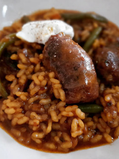Una foto de Arroz meloso de butifarra de setas y judías tiernas finas