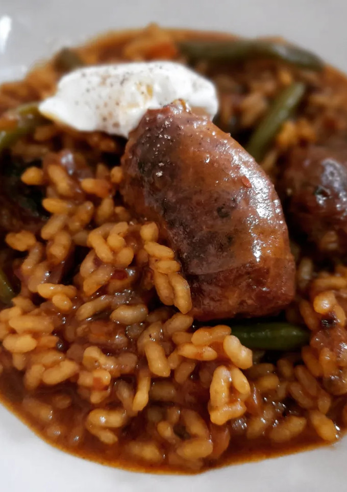 Una foto de Arroz meloso de butifarra de setas y judías tiernas finas
