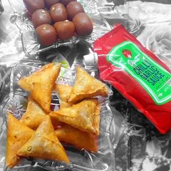 A picture of Cheesy tikka samosa.