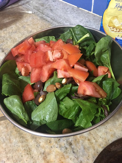 Una foto de Ensalada fresca de espinacas y algo más