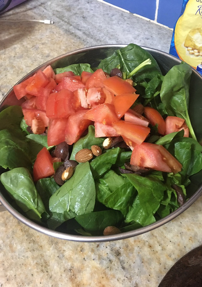 Una foto de Ensalada fresca de espinacas y algo más