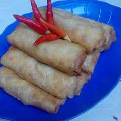A picture of Lumpia ayam sayur.