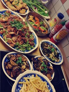 صورة لوصفة مقالي مع صينية مقلوبة مقالي والفتوش زينة السفرة ❤️👑