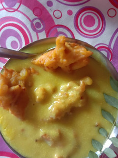 आलू प्याज़ के भजिया की कढ़ी (Aloo Pyaz ke bhajiya ki kadhi recipe in Hindi) रेसिपी मुख्य फोटो