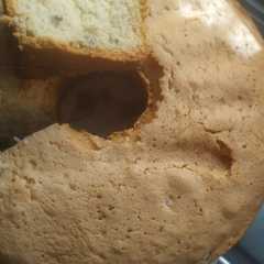 Una foto de Bizcochuelo sin gluten con nueces y almendras picadas