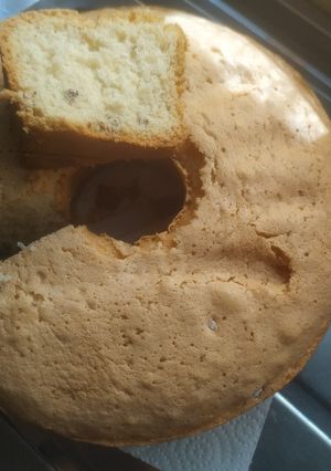 Una foto de Bizcochuelo sin gluten con nueces y almendras picadas