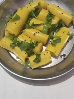 ખાંડવી (Khandvi Recipe In Gujarati) રેસીપી મુખ્ય ફોટો