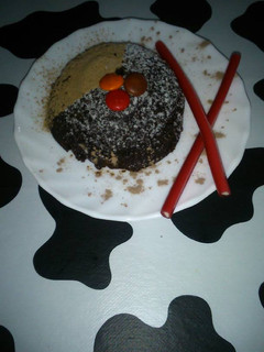 Una foto de Brownie en el microondas