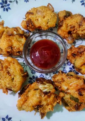रवा मिक्स वेज पकौड़ा (Rava mix veg pakoda recipe in hindi) रेसिपी मुख्य फोटो