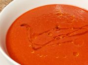 Una foto de gazpacho de remolacha