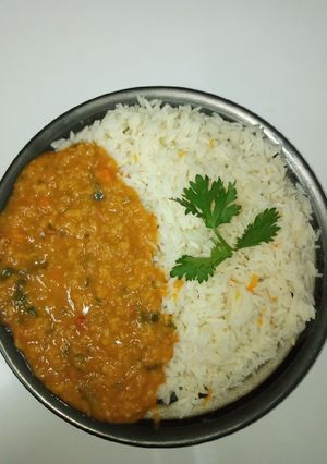 A picture of Garlic and carrot rice with lentils.