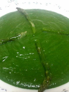 Una foto de Crema de espárragos y espinacas