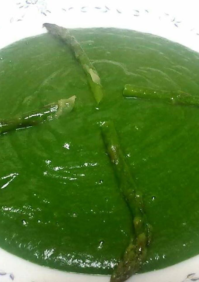 Una foto de Crema de espárragos y espinacas