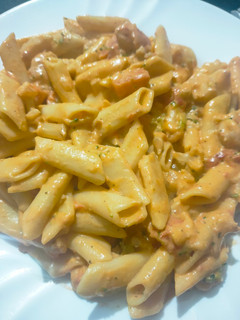 Una foto de Pasta con verdura y gambas