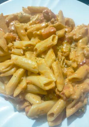 Una foto de Pasta con verdura y gambas