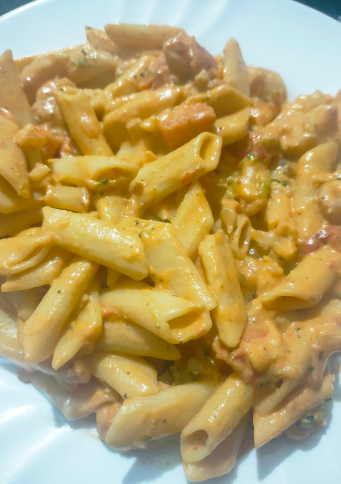 Una foto de Pasta con verdura y gambas