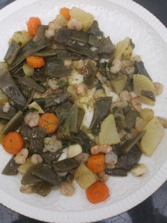Una foto de Salteado de verduras y gambas