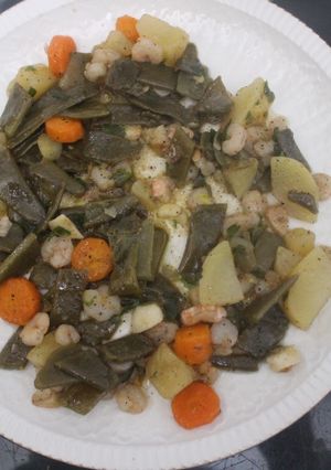 Una foto de Salteado de verduras y gambas