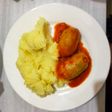 Chorizo a la pomarola con puré de papas
