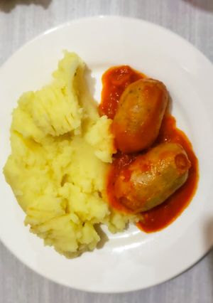 Una foto de Chorizo a la pomarola con puré de papas