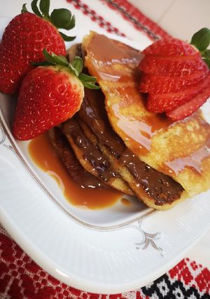 O poză a rețetei Pancakes - clătite pufoase - cu nuttela și sirop de caramel.