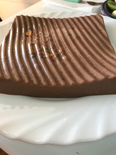Una foto de Flan sin azúcar de chocolate y frutas desecadas