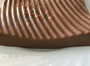 Una foto de Flan sin azúcar de chocolate y frutas desecadas