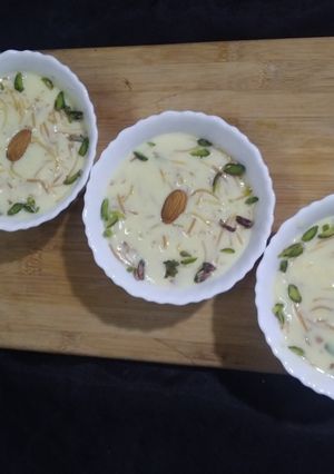 कस्टर्ड संग सेवई(Custard SANG SEVAI RECIPE IN HINDI) रेसिपी मुख्य फोटो