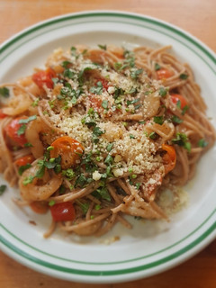 Una foto de Spaghetti Bruschetta con camarones