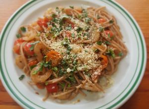 Una foto de Spaghetti Bruschetta con camarones