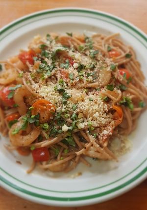 Una foto de Spaghetti Bruschetta con camarones
