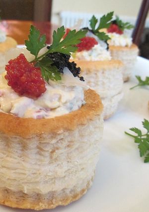 Una foto de Vol au vent de hojaldre rellenos de bacalao ahumado y mascarpone - fácil