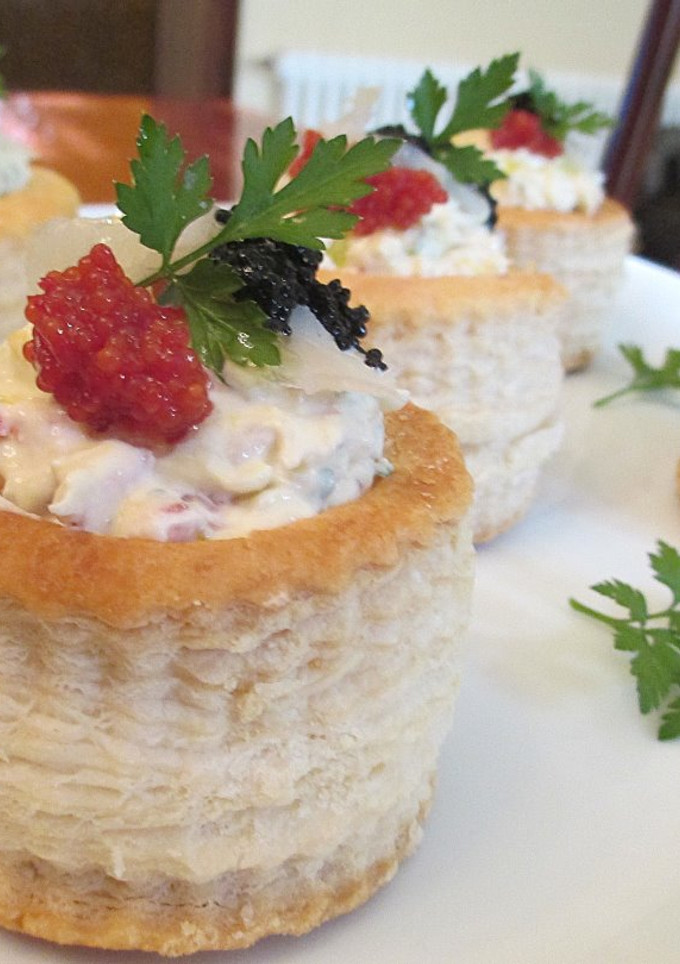 Una foto de Vol au vent de hojaldre rellenos de bacalao ahumado y mascarpone - fácil