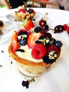 Una foto de Tartaletas veganas de fruta con crema de nueces de macadamia