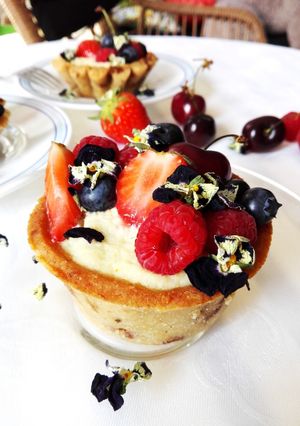 Una foto de Tartaletas veganas de fruta con crema de nueces de macadamia