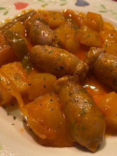 Una foto de Salchichas de carne con salsa de tomate y patatas